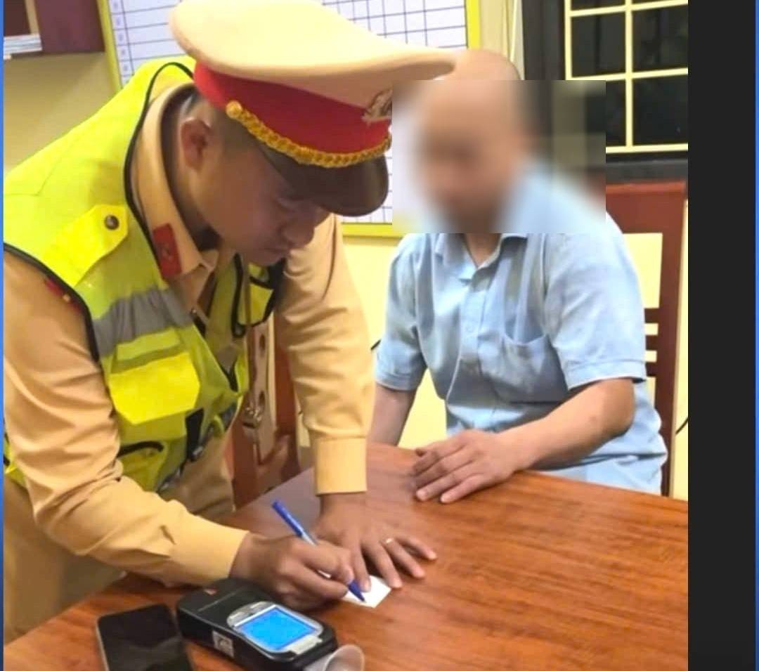 Lui xe trung tre con anh 2