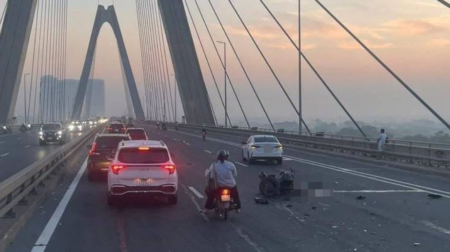 Xe phan khoi lon bien dang, tai xe tu vong tren cau Nhat Tan hinh anh