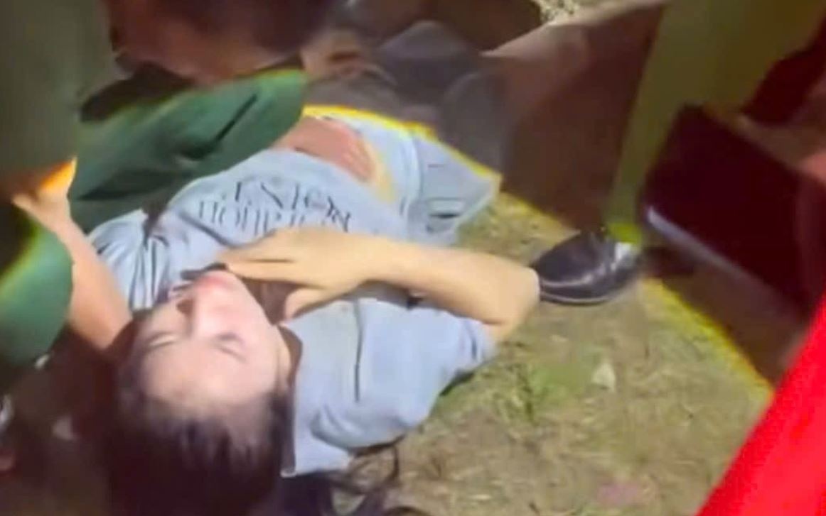 Oto lao vao dam dong dung xem van nghe, be 8 tuoi tu vong hinh anh