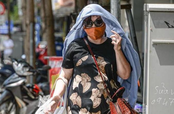 Ha Noi nong gay gat tren 38°C, ca nuoc 10 ngay toi nhieu noi mua to hinh anh