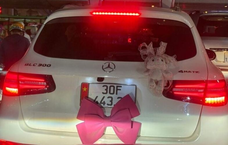 CSGT truy tim chu xe Mercedes gan no hong, co tinh che bien so hinh anh