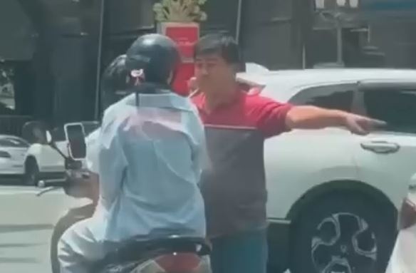 Tai xe taxi cong nghe rut chia khoa xe may cua co gai o TP.HCM hinh anh