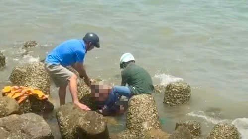 Phat hien thi the nam gioi o ke bien Phan Thiet hinh anh