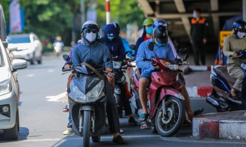 Mien Bac nang nong, mien Trung don mua dong giai nhiet hinh anh