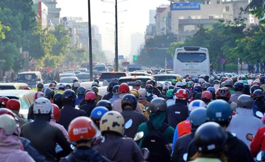 Ngoai khu trung tam, nhung noi nao o TP.HCM dan cam xe xang? hinh anh