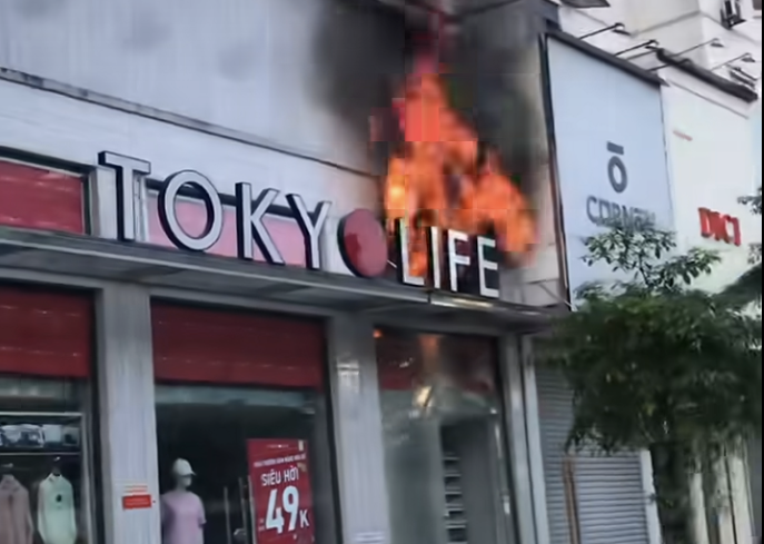 Ha Noi: Chay cua hang thoi trang tren pho Pham Ngoc Thach hinh anh