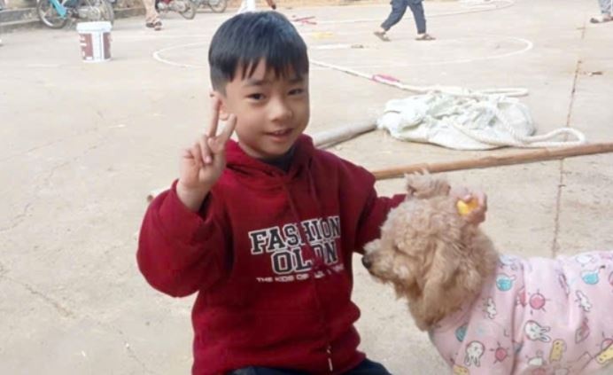 Be trai 5 tuoi o Son La mat tich bi an khi choi trong san nha hinh anh