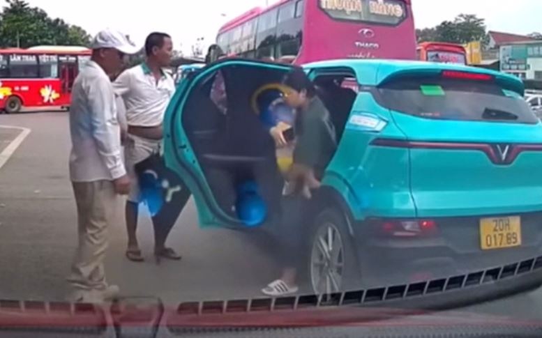 Chu tich Thai Nguyen yeu cau lam ro viec hang taxi ‘doc chiem’ ben xe hinh anh