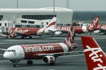 Phi co ha canh nham san bay hinh anh