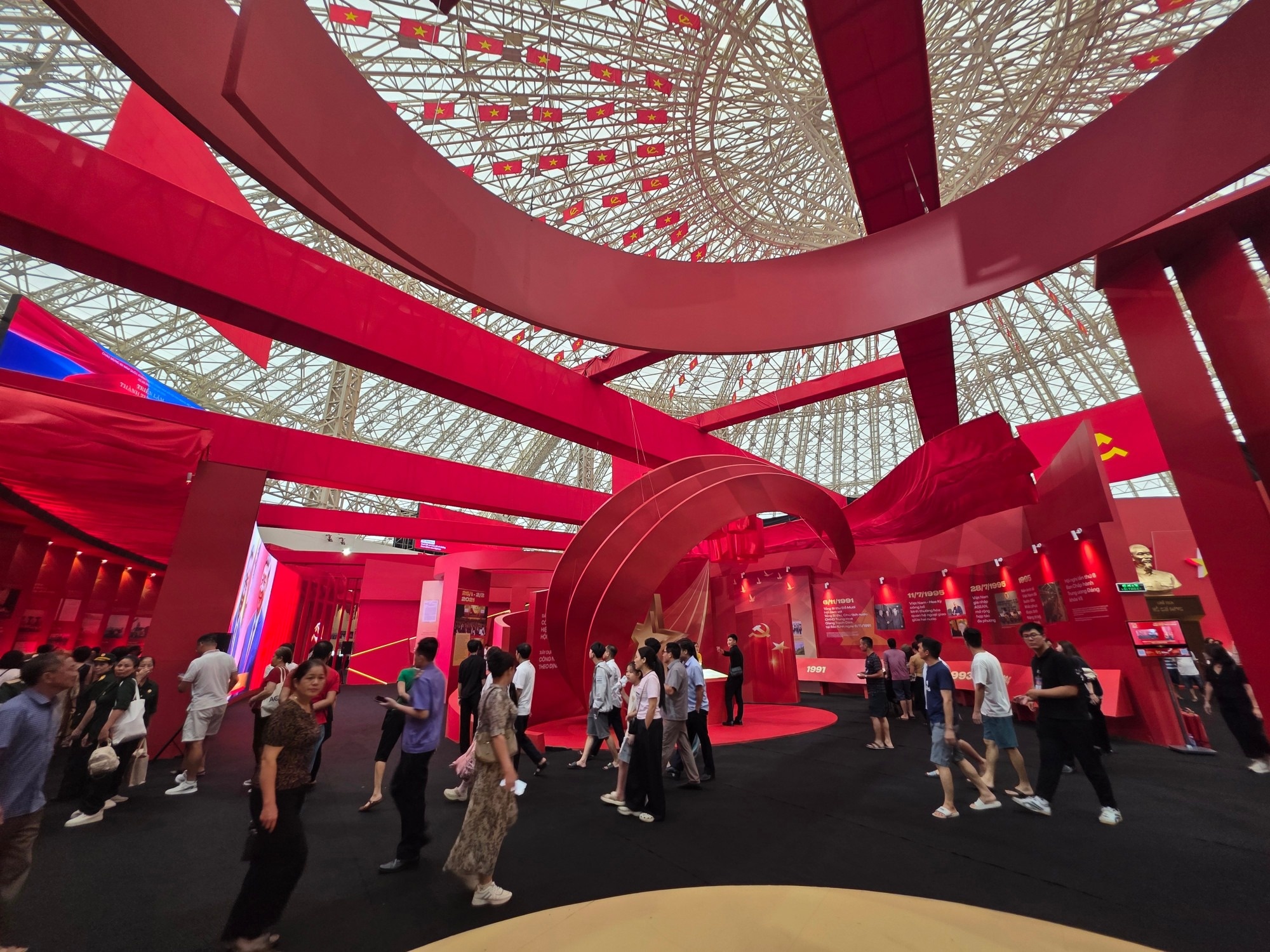 Sach tuong tac ve cac ky Dai hoi Dang thu hut moi tang lop nhan dan hinh anh