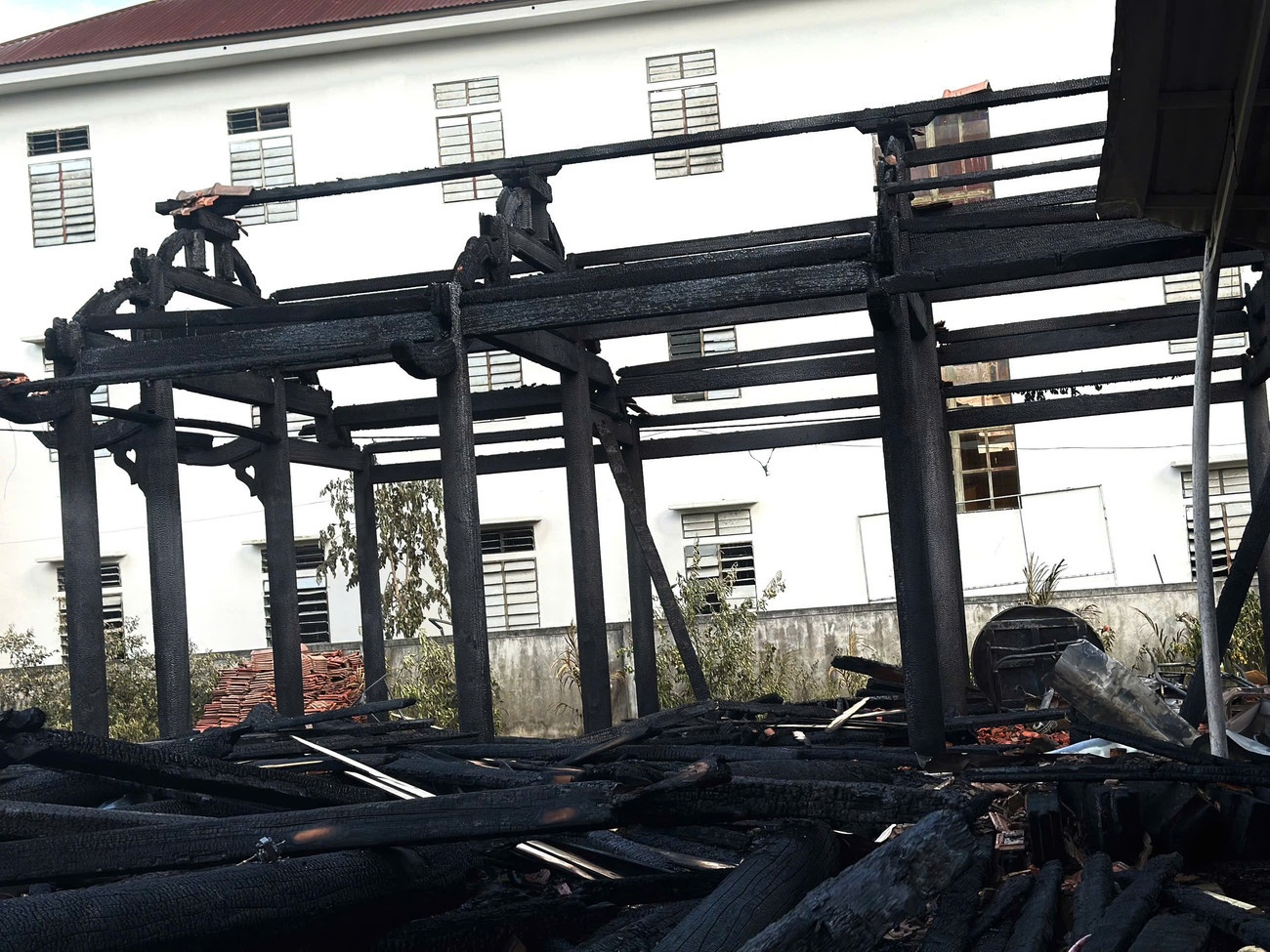 Cháy nhà gỗ 3 tỷ ảnh 4 Chay nha go 3 ty anh 4