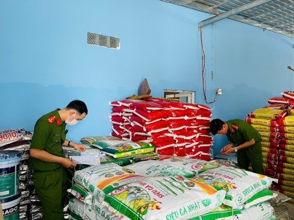 77 tan phan bon, che pham nuoi thuy san, hang hoa khong ro nguon goc hinh anh