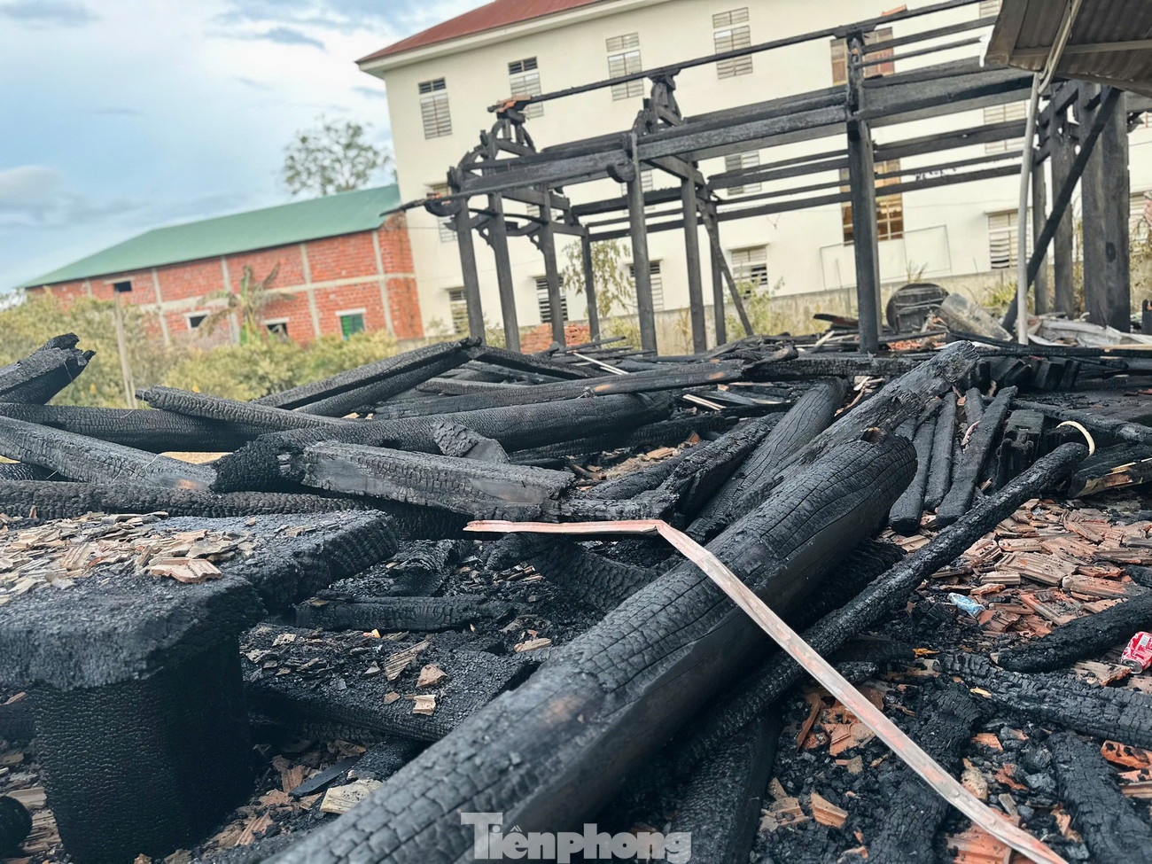 Cháy nhà gỗ 3 tỷ ảnh 5 Chay nha go 3 ty anh 5