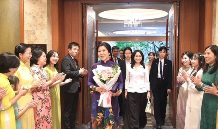 Buoi chia se tinh cam cua phu nhan Ngo Phuong Ly voi cac co dau Viet hinh anh