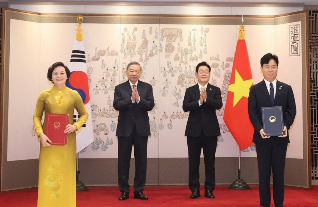 Tong Bi thu chung kien Le trao cac van kien hop tac Viet Nam-Han Quoc hinh anh