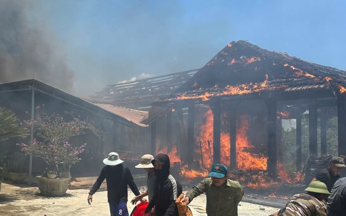 Hien truong vu chay khien 3 nha go hang ty dong bi thieu rui hinh anh