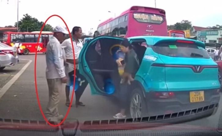 Tai xe chan dau taxi, khong cho don khach o ben xe bi phat 4 trieu hinh anh