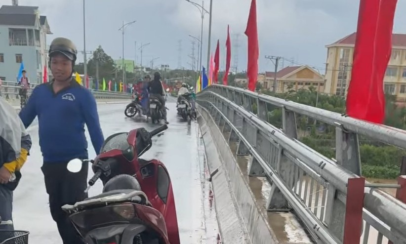 Cuu nguoi nhay cau anh 1