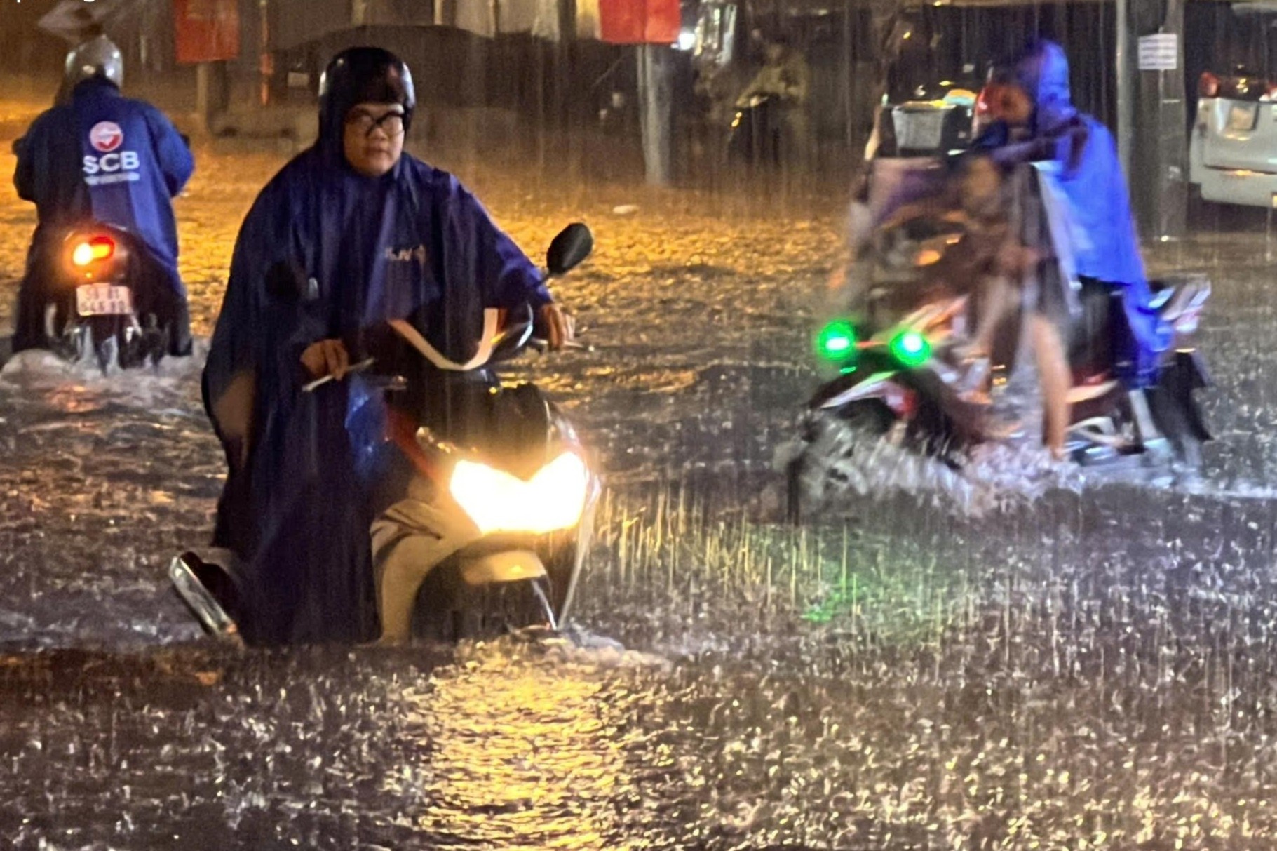 Duong TP.HCM ngap nua met sau tran mua lon hinh anh