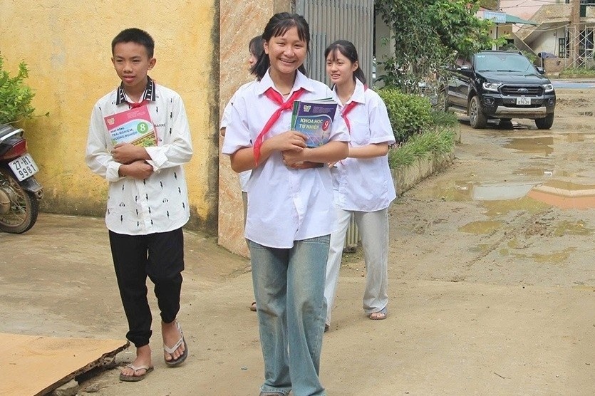 Trao tang hon 1.200 bo sach giao khoa cho hoc sinh vung lu Dien Bien hinh anh