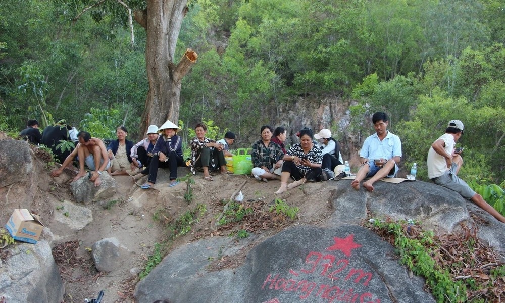 Tim thay thi the nan nhan mat tich tren nui Hoang Nguu Son sau 6 ngay hinh anh