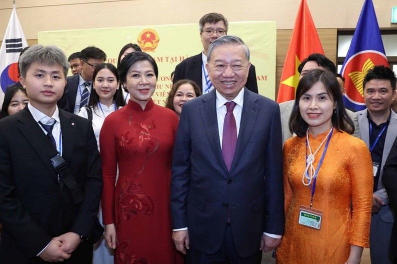 Tong Bi thu gap nhan vien Dai su quan va nguoi Viet Nam tai Han Quoc hinh anh