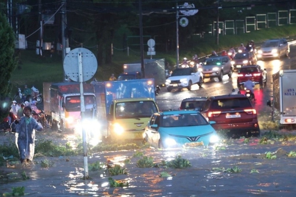 Mua lon gay ngap nang, hang tram nguoi dan Da Lat phai so tan hinh anh