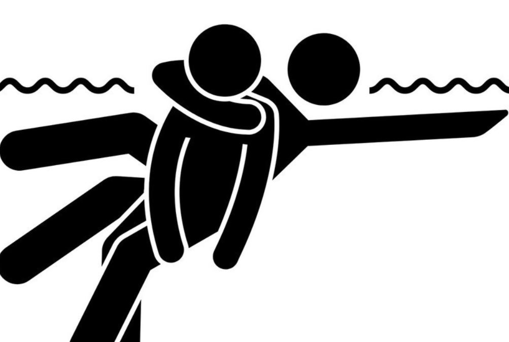 Hai thanh nien Viet Nam dung cam cuu song hai be nguoi Nhat hinh anh