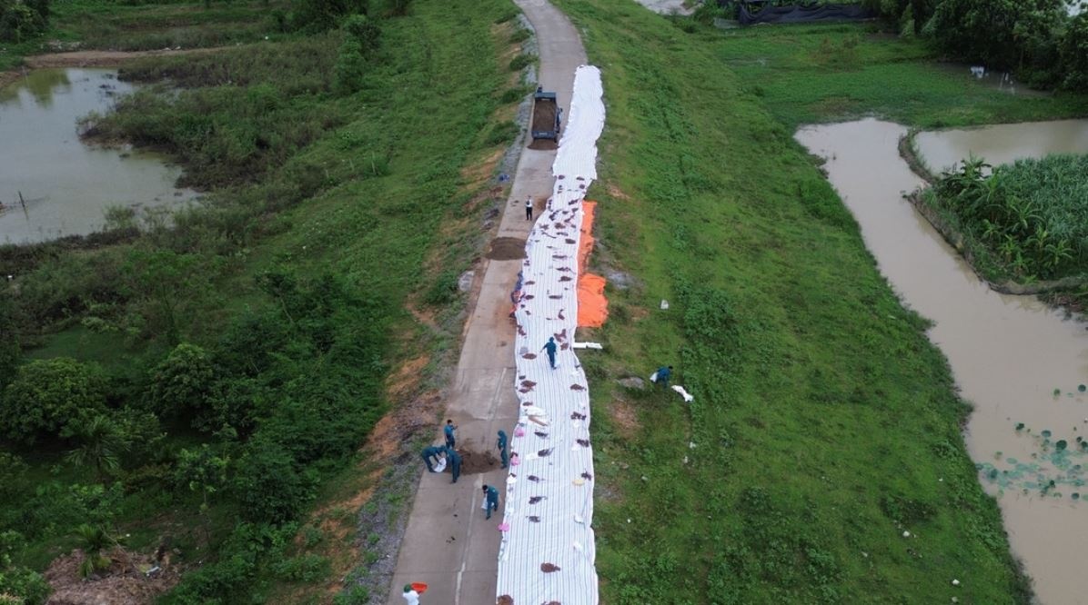 Gap rut xu ly hai tuyen de o Ha Noi lun, nut do mua bao hinh anh