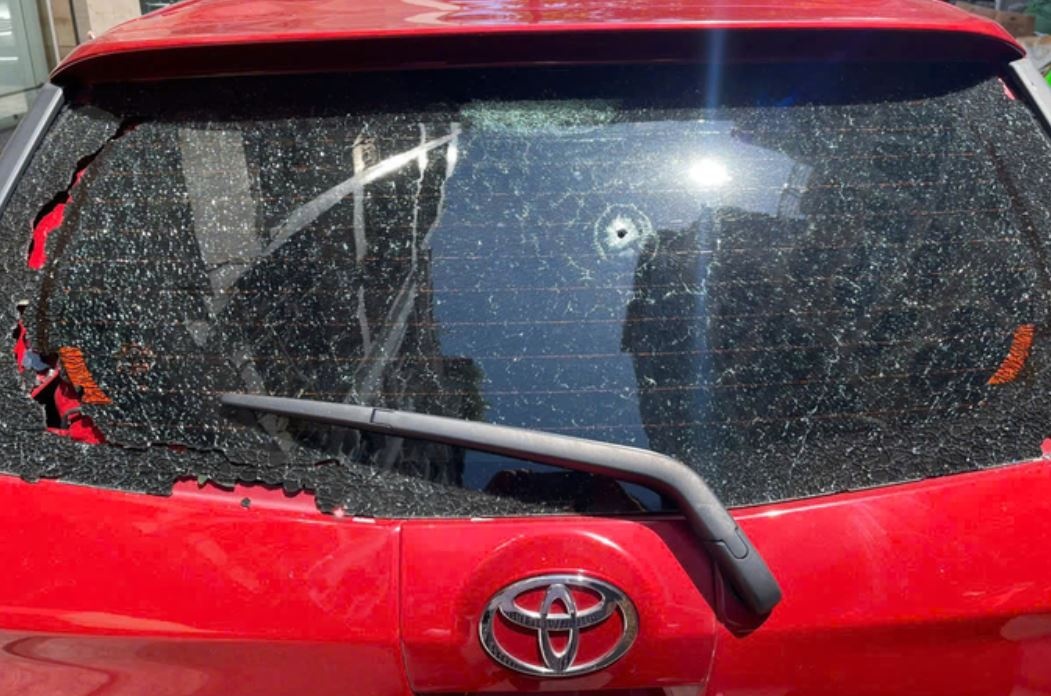 Oto do ven duong nut vo kinh, nghi do bi ban hinh anh