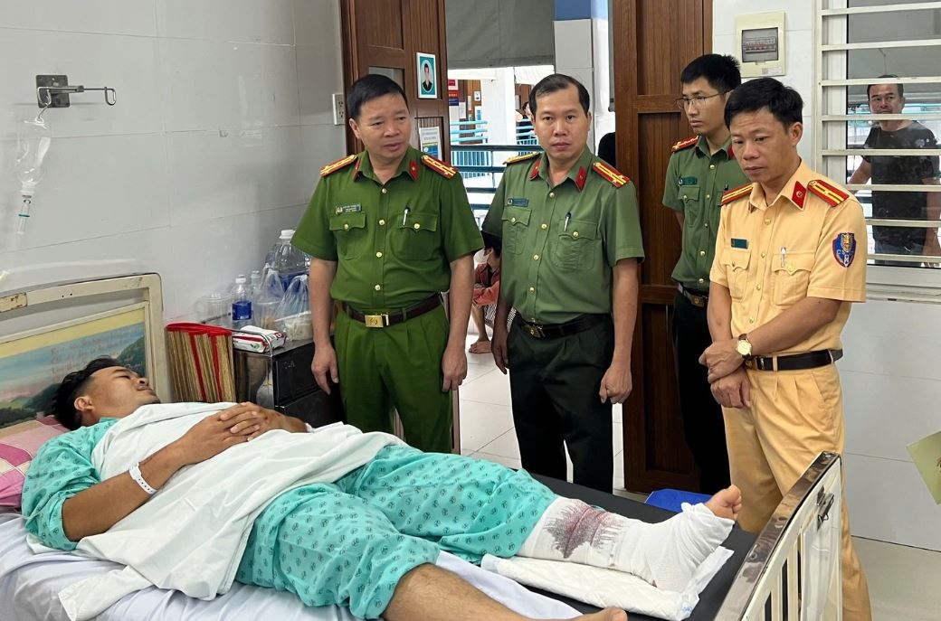 CSGT bi tong gay chan khi ra hieu lenh dung xe hinh anh