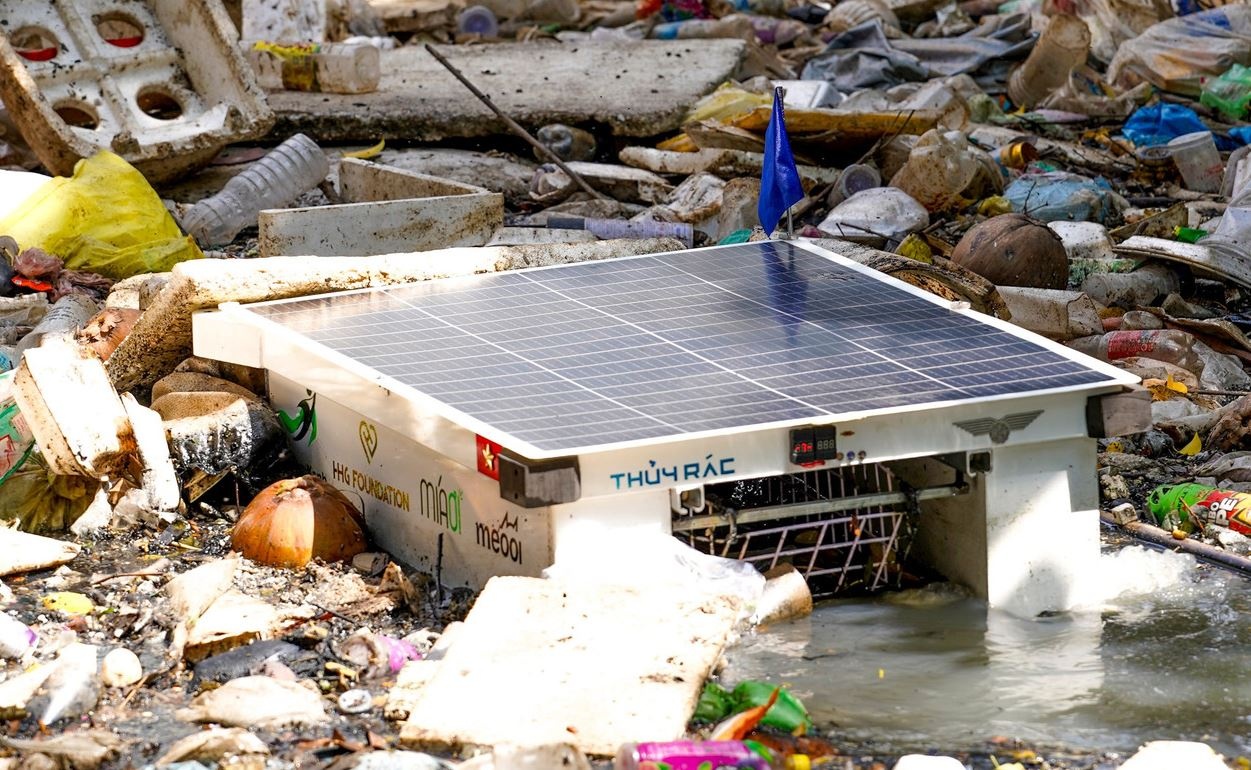 Xem robot vot rac tren kenh Hy Vong o TP.HCM hinh anh