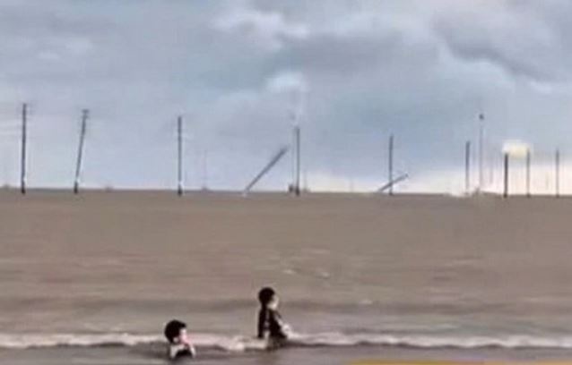 Khac phuc khan cap su co 13 tru dien gio nghieng do ven bien Vinh Long hinh anh