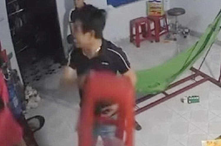 Dieu tra vu anh cam ghe phang toi tap em gai hinh anh