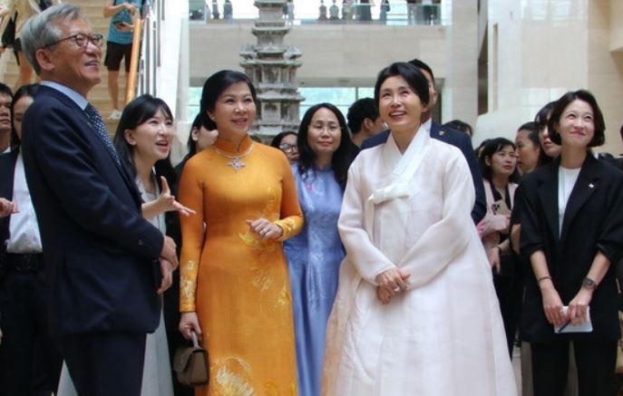 Hoat dong cua Phu nhan Tong Bi thu tai Bao tang Quoc gia Han Quoc hinh anh