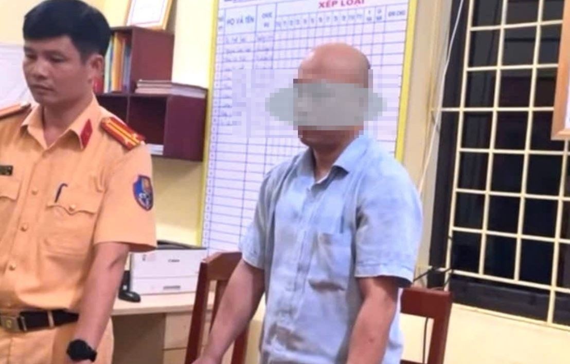 Pho bi thu xa lao xe bien xanh vao dam dong, 11 nguoi thuong vong hinh anh