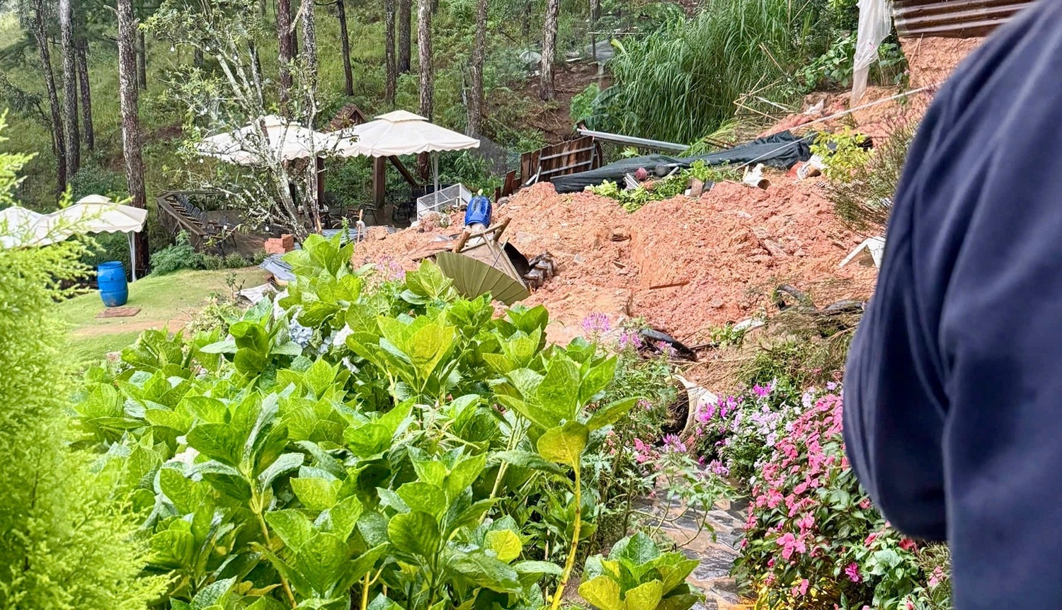 Sat lo taluy phia sau quan ca phe o Lam Dong, 2 nguoi tu vong hinh anh