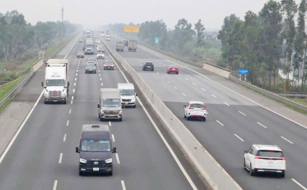 Cam xe tai chay lan 1 cao toc Ha Noi - Hai Phong, Phap Van - Cau Gie hinh anh