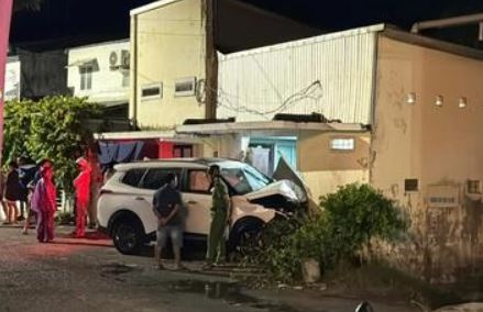 Oto lao vao nha dan luc dem khuya, nguoi dan ong may man thoat chet hinh anh