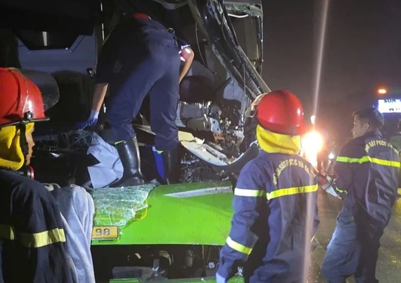 Xe khach va cham xe dau keo tren cao toc, hai nguoi thuong vong hinh anh