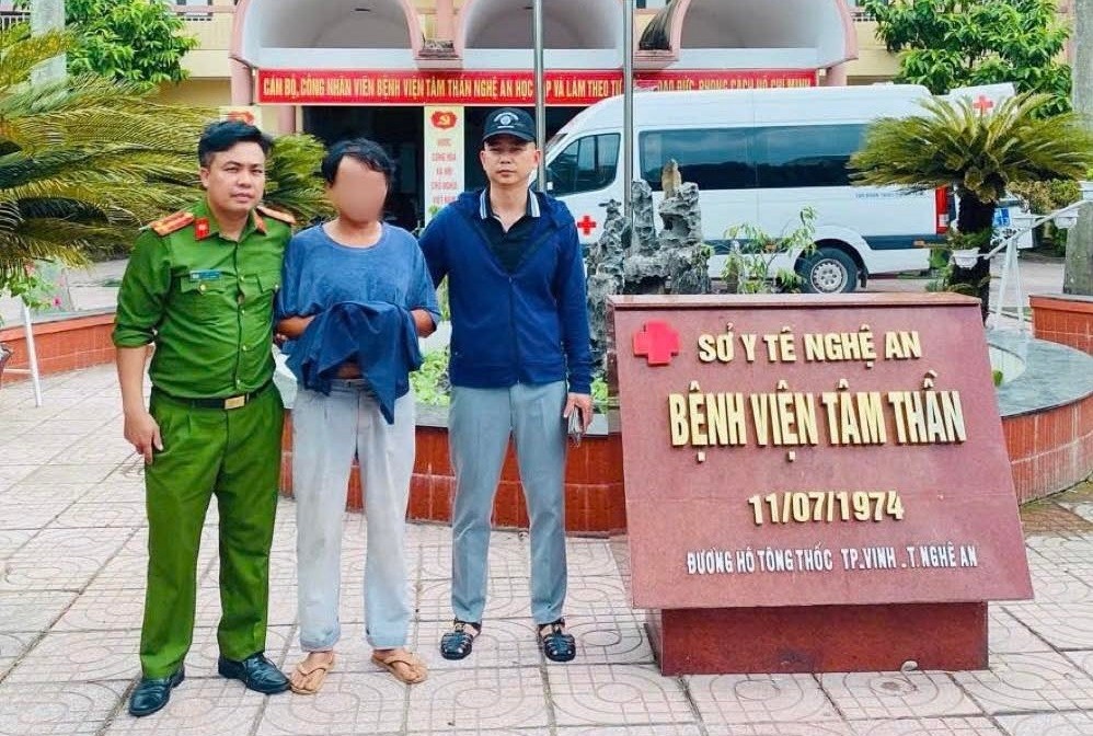 Nguoi dan ong cam dao anh 1