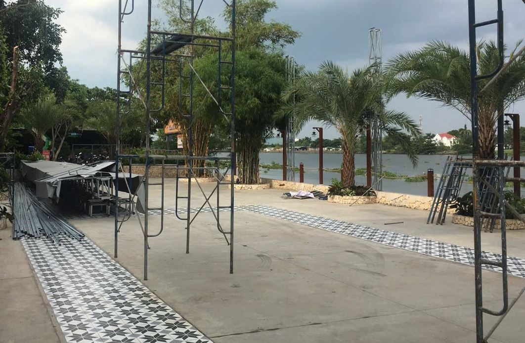 Thao do nha hang xay trai phep tren hanh lang song Sai Gon hinh anh