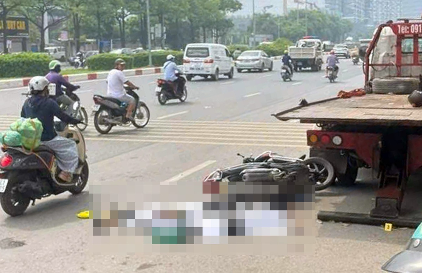 Tai xe xe may tu vong sau cu dam vao duoi xe cuu ho hinh anh