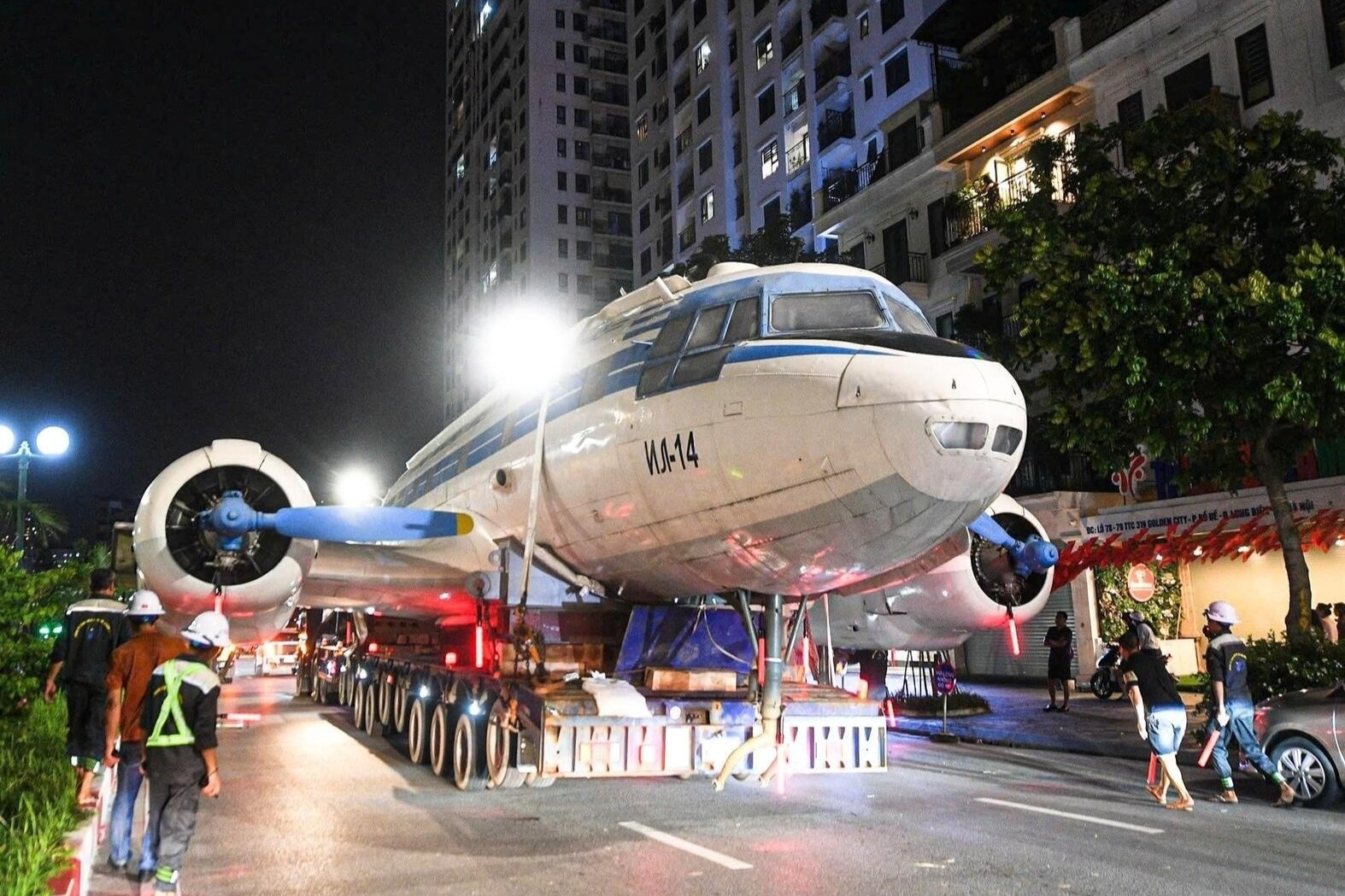 Chuyen co tung cho Bac Ho xuat hien tren pho, nguoi dan hao huc di xem hinh anh