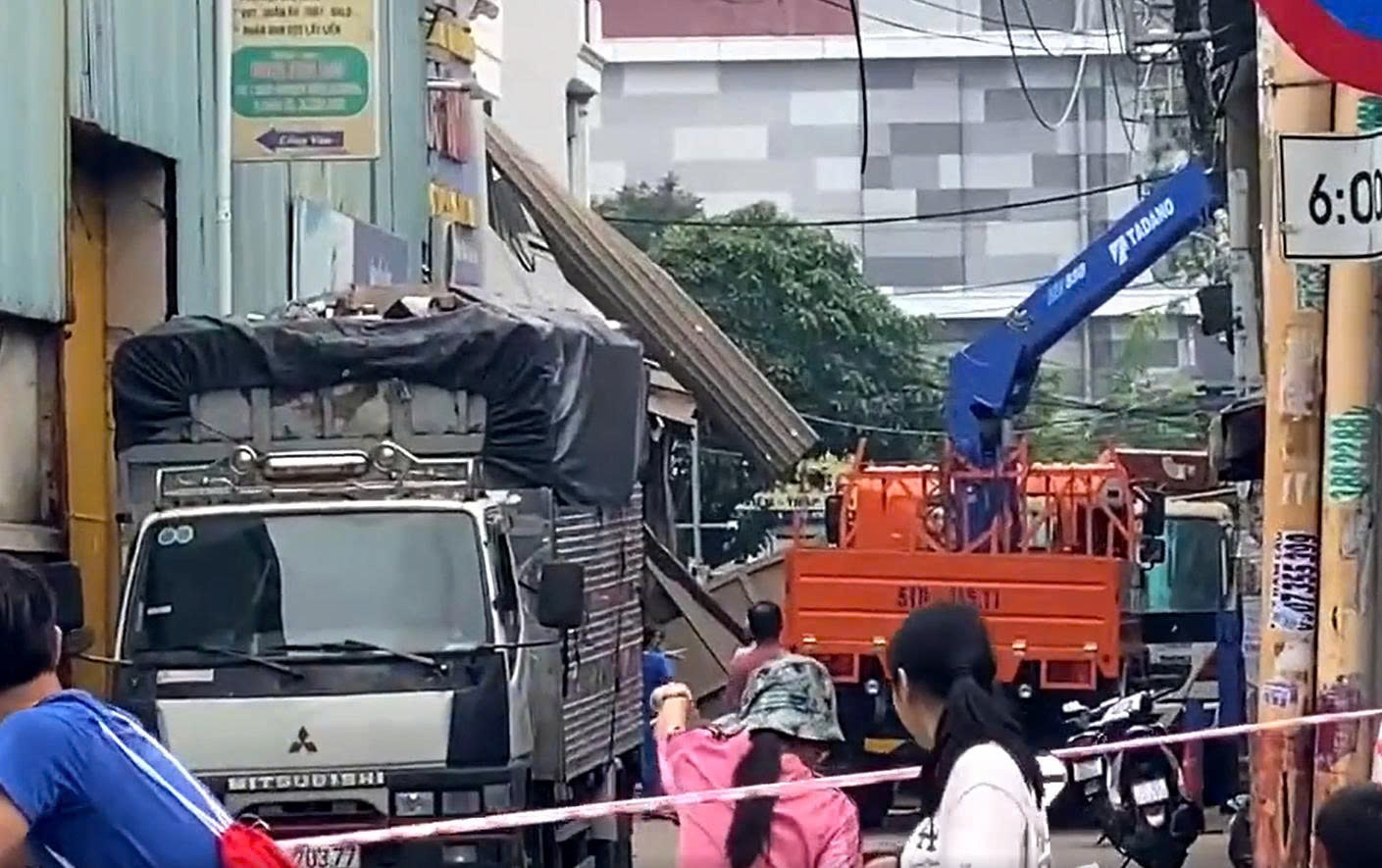 Hien truong vu no lon, 'xe toac' nhieu nha dan o TP.HCM hinh anh