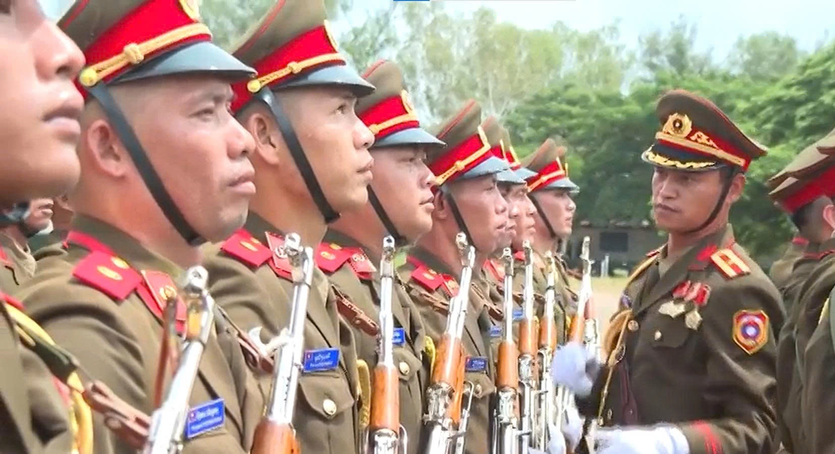 Video Quan doi nhan dan Lao luyen tap tham du Le ky niem 80 nam Quoc khanh Viet Nam hinh anh