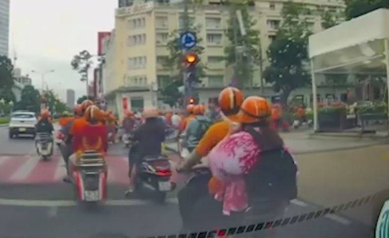 Doan xe Vespa vuot den do o giao lo trung tam TP.HCM hinh anh