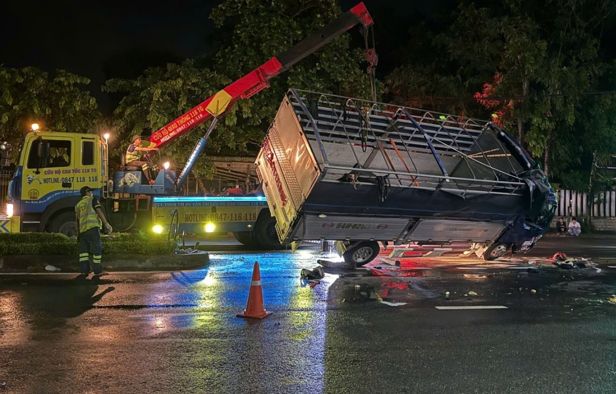 Lat xe tai cho sau rieng, 3 nguoi thoat chet hinh anh