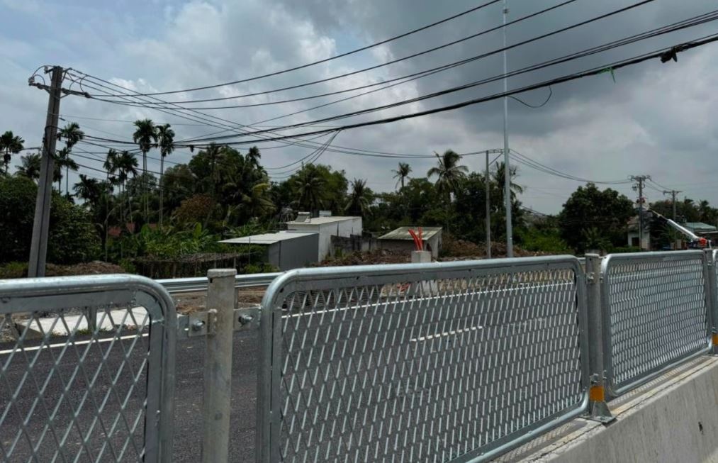 Truoc ngay thong xe, day dien van 'giang bay' duong len cau Nhon Trach hinh anh