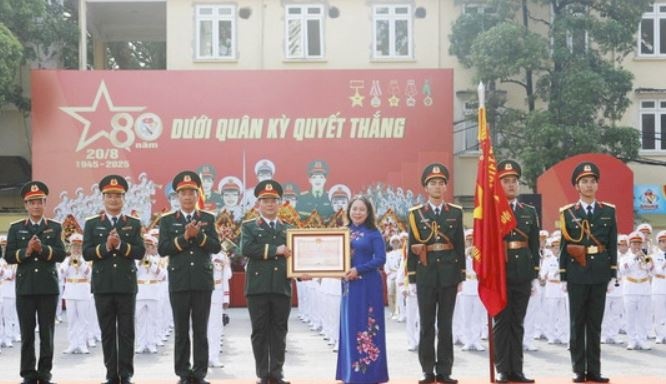 Doan Nghi le Quan doi don nhan Huan chuong Bao ve To quoc hang Nhi hinh anh